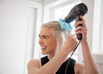 ıntroducing the CLM Volumizer™: A revolutionary 3-in-1 volumizing hairbrush