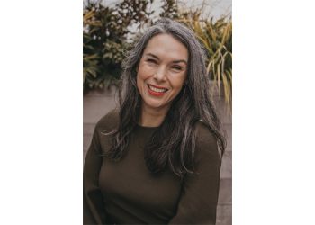 The New Knew Launches Course to Help Women Embrace Their Gray Hair